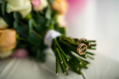 Güzel alyanslar özel bir stantta durur ve takılana kadar bekler.