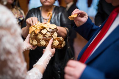 Düğün ve bu geleneklerden biri, gelin ve damatla bir somun ekmek ve tuzla tanışmak.