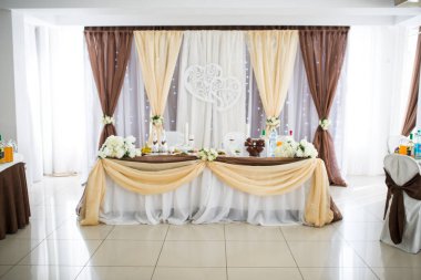 Düğün, festival masası, bardaklar, şampanya şişeleri ve alkollü kokteyller.