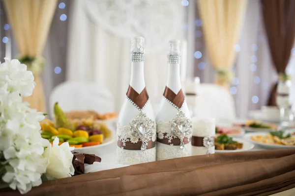 Bruiloft Feestelijke Tafel Glazen Flessen Champagne Alcoholische Cocktails — Stockfoto