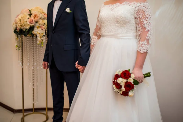 Una Boda Invierno Nevado Una Pareja Enamorada Cogida Mano Besándose — Foto de Stock