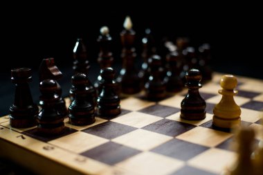 Satranç iki rakip için 64 hücreli Kurulu özel taşlar ile bir mantık Kurulu oyunu, sanat unsurları birleştirerek (satranç kompozisyon açısından), bilim ve spor