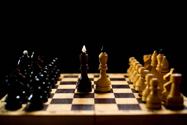 체스는 예술의 구성의 관점에서 스포츠를 상대에 보드에 특별한 조각로 게임이다 — 스톡 사진