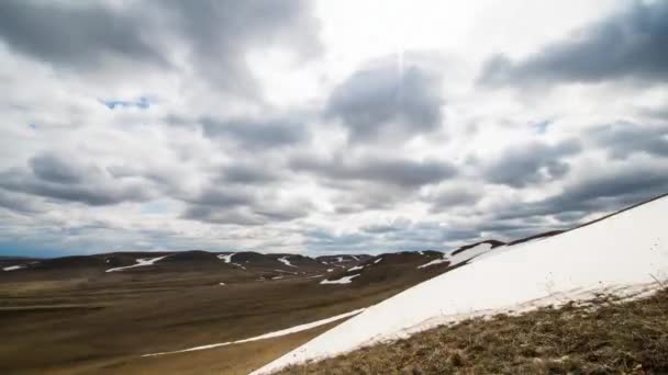 Tid Varv Det Fortfarande Snö Bergen Solen Skiner Och Molnen — Stockvideo