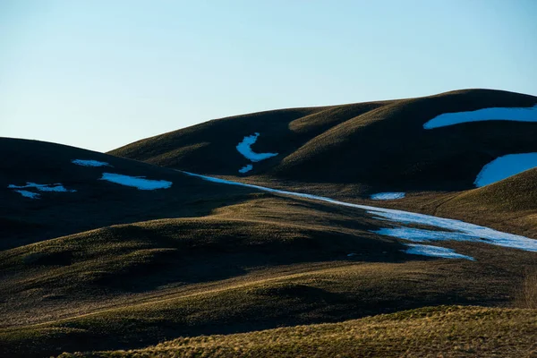 Nieve Aún Derretido Completamente Las Montañas Las Nubes Flotan Través — Foto de Stock