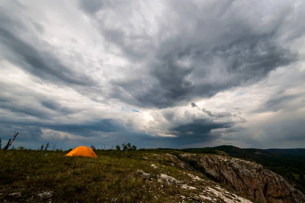 Ensam Orange Camping Tält Står Små Berg — Stockfoto