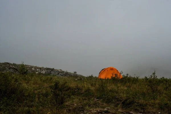 Ensam Orange Camping Tält Står Små Berg — Stockfoto
