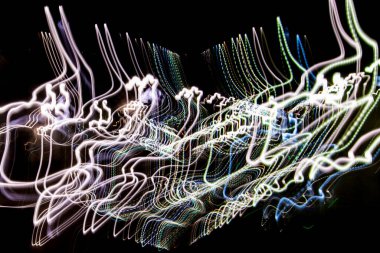 soyut - siyah arkaplan üzerinde çok renkli ışık şeritleri