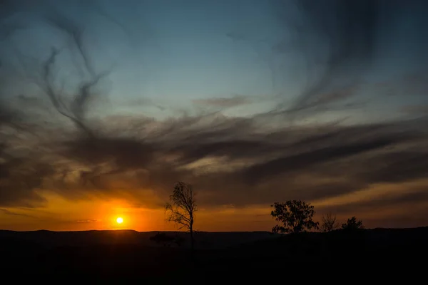 Sommer Feuerroten Sonnenuntergang Den Bergen Vor Dem Hintergrund Der Bäume — Stockfoto