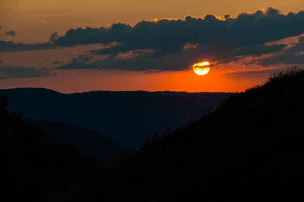 Sommer Feuerroten Sonnenuntergang Den Bergen Vor Dem Hintergrund Der Bäume — Stockfoto