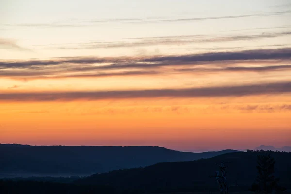 Summer Fiery Red Sunset Mountains Background Trees — Stock Photo, Image