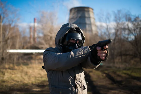 Cosplay Stalker Maskerad Man Står Med Maskingevär — Stockfoto