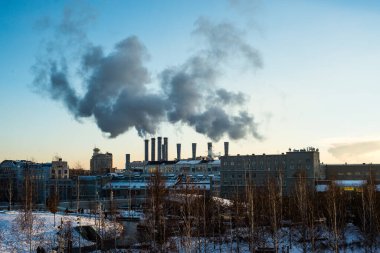 Moskova 'nın merkezinden duman çıkan fabrika borularının görüntüsü