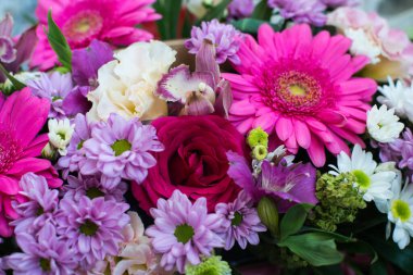 Farklı renklerde çok zengin bir buket.