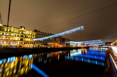 Gece boyunca St. Petersburg 'da güzel yürüyüşler, kan kaplıcaları, Nevsky Prospekt, kışlık sarayın yanındaki meydan.