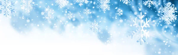 Fondo horizontal azul invierno con copos de nieve de kirigami de papel blanco . — Vector de stock