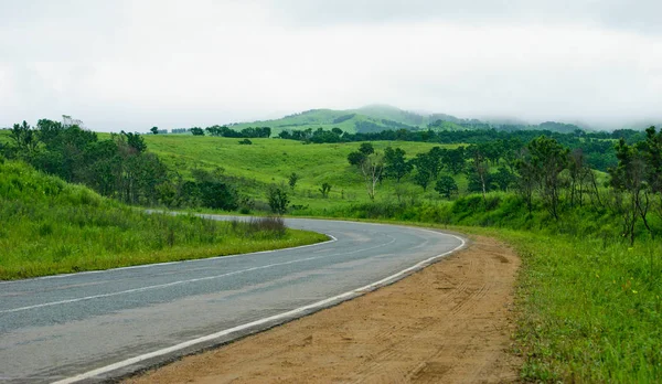 Puslu tepeler arasında yol