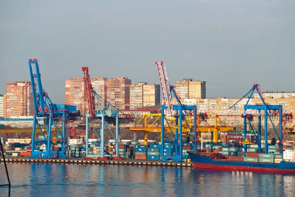 Uma vista do porto comercial do mar de Vladivostok Imagem De Stock