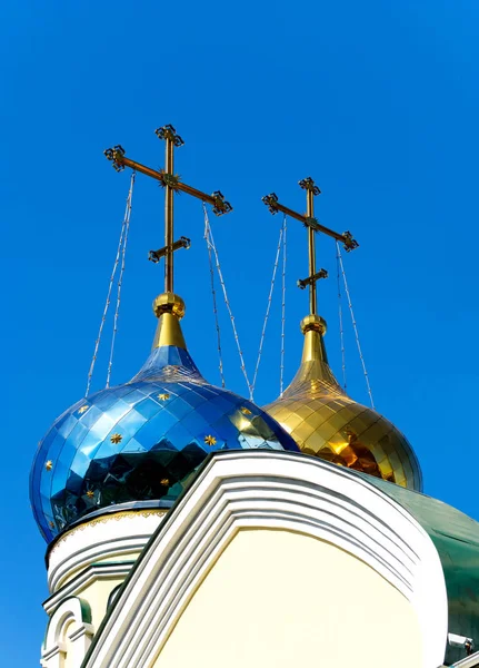 Kutsal bakire, bir haç, Vladivostok, Rusya bir close-up kubbe şefaat Katedrali