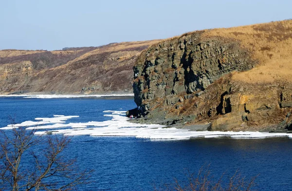 Весенний пейзаж, вид на море и скалы — стоковое фото