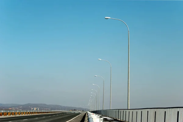 Boş karayolu üzerinde bir güneşli kış günü