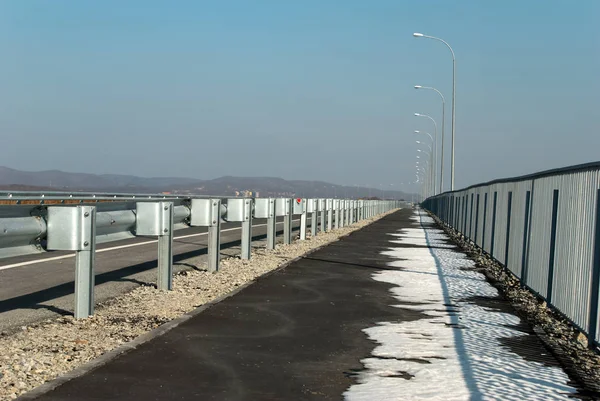 Leere Autobahn an einem sonnigen Wintertag — Stockfoto