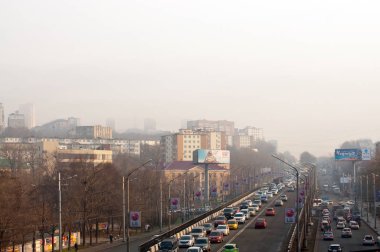 Vladivostok, Rusya Federasyonu - 20 Nisan 2018: trafik reçel şehirde bir sisli sabahı