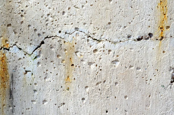 Eski beton bir duvarda çatlak. Yakın plan.