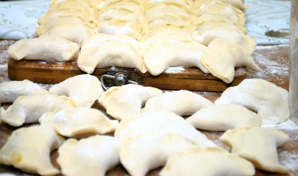 Gnocchi freschi fatti in casa deliziosi (varenyki) pronti per la cottura — Foto Stock