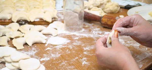 Ev yapımı lezzetli hamur tatlısı (varenik). Yakın çekim..