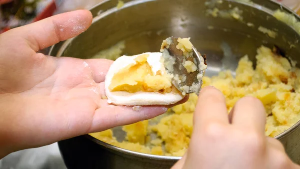 Ev yapımı lezzetli hamur tatlısı (varenik). Yakın çekim..