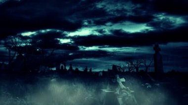 Spooky Halloween sisli mezarlık karanlık fırtınalı bulutlar, yağmur ve şimşekler