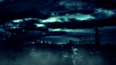 Spooky Halloween sisli mezarlık karanlık fırtınalı bulutlar, yağmur ve şimşekler