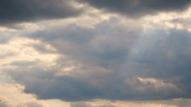 Bir gök gürültüsü fırtına öncesi kara bulutlar