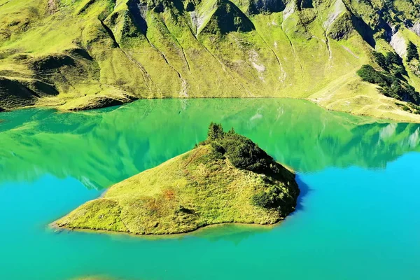 Шрекси - горное озеро в высокогорных Альпах — стоковое фото