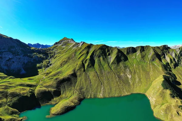 Шрекси - горное озеро в высокогорных Альпах — стоковое фото