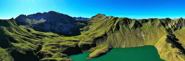 Шрекси - горное озеро в высокогорных Альпах — стоковое фото