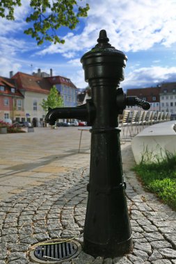 Kempten şehrinde bir yangın musluğu duruyor.