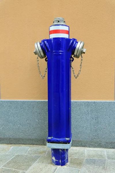 Um hidrante fica na cidade de Kempten — Fotografia de Stock