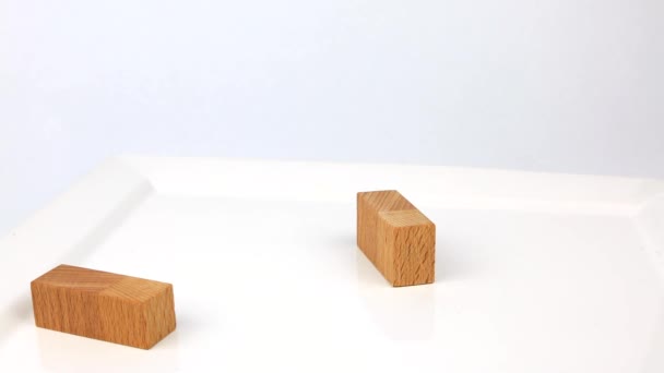 Eine Tabelle Mit Holzklötzen — Stockvideo
