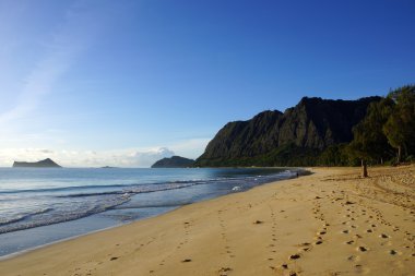 Waimanalo Beach kucağına nazik dalga