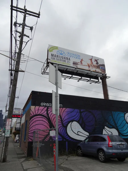 Dockside legal Edificio de cannabis con mural y valla publicitaria a lo largo — Foto de Stock