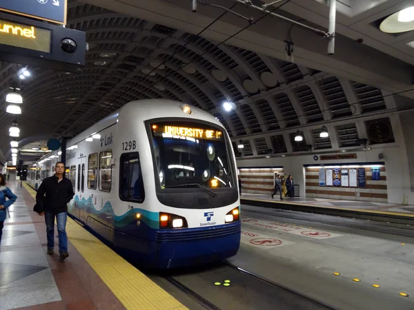 Ihmiset poistuvat Ääni Transit kevyt rautatie juna — kuvapankkivalokuva
