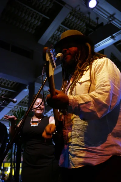 Banda de orientación atascos en el escenario en Mai Tai Bar — Foto de Stock