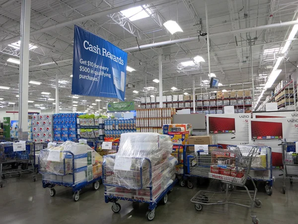 Sam 's Club interior with pick up orders ready for pick up and pr — стоковое фото