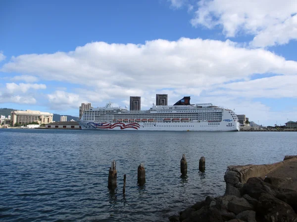 NCL statek wycieczkowy, Pride of America, zadokowany w Honolulu Harbor — Zdjęcie stockowe