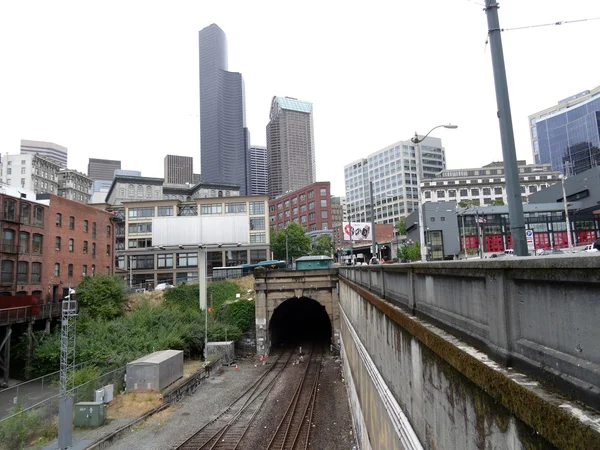 Železniční tunel exit a ulice v Seattlu v létě — Stock fotografie