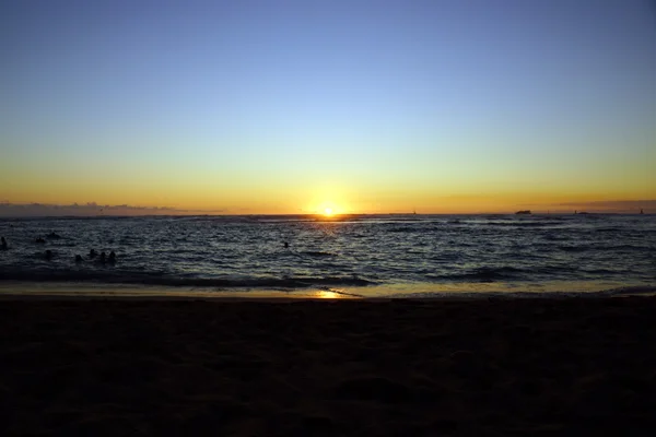 Dramática puesta de sol sobre el océano Pacífico en la playa de Waikiki — Foto de Stock