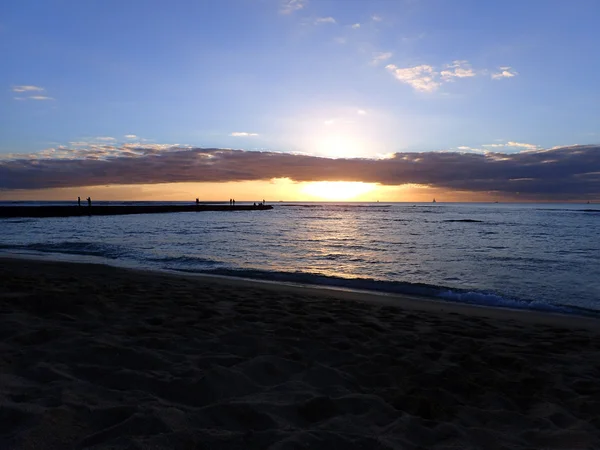 Coucher de soleil spectaculaire sous les nuages et réflexion sur le Pacifique o — Photo