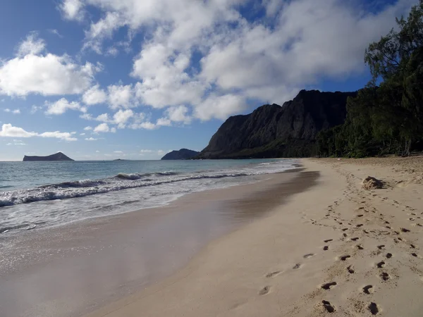 Huellas de pies en la arena con suave vuelta de ola en la playa de Waimanalo —  Fotos de Stock